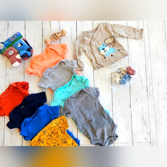 Large LOT of 16 Pieces Newborn Onesies, Clothes, New Socks, New Pacifiers - Picture 3 of 9